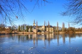 Rond de abdij liggen de muren en poortgebouwen, de watermolen, de machtige hoeve en de tiendenschuur. Abdij Van Park Leven In Leuven