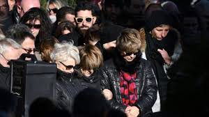 La commune met en place pour la première fois un système de budget participatif prenant en compte les idées et les initiatives des habitants. Silence Pesant Visages Fermes Saint Feliu D Avall Se Recueille Cnews