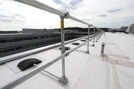 This module can be folded by one person up to 12 m and can therefore ensure the fast safety procedure of the roof during maintenance. Non Penetrating Rooftop Guardrail Railing