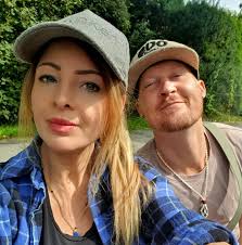 🧩 Sometimes the patterns that control us aren't just habits—they're rooted  in moments we've long forgotten. 🤔 In this carousel, you'll discover the  powerful story of a successful CEO who faced an