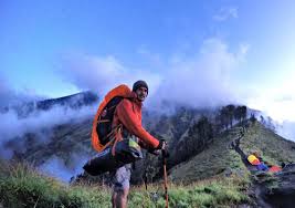 5 Alasan Mengapa Pria Pendaki Gunung Adalah Calon Suami Idaman