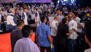 Mat over menampar penerbit filem dan drama datuk david teo sehingga sesi dialog transformasi nasional tn50 perdana menteri datuk seri najib razak bersama penggiat seni di seri perdana, di putrajaya, malam ini, terhenti seketika. Astro Awani On Twitter Awaninews Hariini8 David Teo Slapped In Front Of Pm At Tn50 Dialogue Https T Co 0tpf18jg9u