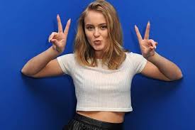 Gib mir alles, oh, nah, nah, nah. Zara Larssons Tattoo Seine Bedeutung Promi Tattoos