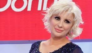'uomini e donne', maria de filippi mostra un video con una gemma galgani alquanto diversa da come appare studio. Tina Cipollari Urla A Uomini Donne Incomprensione Con Gemma