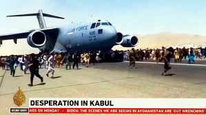 Embassador has departed for the airport, taking the embassy's flag with him, according to media reports. Kabul Flughafen Im Chaos Tote Im Fahrwerk Us Luftwaffe Startet Ermittlungen In Afghanistan