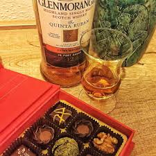 Seri Ve Sarap Bitisli Viskilere Cikolata Cok Yakisiyor Evviechocolate In En Yapimi Truf Ve Spesiyalleri Porto Sarabi Ficilarinda Malt Alcoholic Drinks Whisky