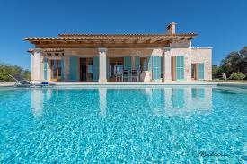 La casa ideal para disfrutar de tus vacaciones con tu familia, en un entorno rural incomparable, rodeada de viñedos y a pocos kilómetros de las playas del levante de la isla de mallorca. Casas Rurales En El Sur De Mallorca