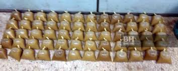 Warga yang mendapatkan ganti rugi langsung memborong 300 sepeda motor dan 30 unit mobil. Ditahan Polis Sebaik Selesai Bungkus Air Ketum