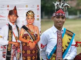 Sedangkan untuk penari pria biasanya menggunakan baju lengan panjang dan kain selampang pada bagian atas, sarung pada bagian bawah dan ikat kepala. Baju Tradisional Belu Ntt Spirit Kebanggaan Belu Mau Apa Sih Ke Sini
