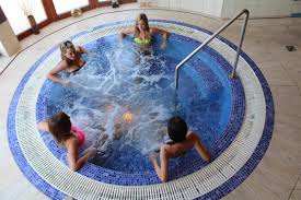 Tóparti séta, kerékpáros vagy gyalogtúra a környező erdőségekben, várnéző kirándulások a. To Wellness Hotel Es Etterem Bank Szallashely