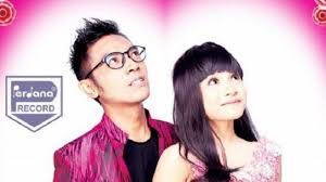 Lirik kasih tak sampai dari padi ini dipublikasikan pada tanggal 9 juni 2005 (16 tahun yang lalu). Chord Kunci Gitar Kasih Tak Sampai Tasya Gerry Download Mp3 Lirik Lagu Gelora Cinta Di Dadaku Tribun Padang