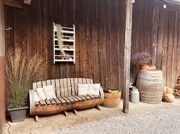 Sitzecke Im Garten An Alter Scheune Dekorieren Weinfass Eiche Holz Gartenmobel Sets
