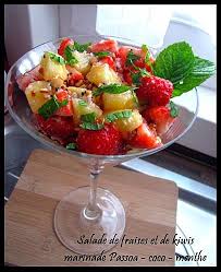 Salade De Fraises Et De Kiwis Marinade Passoa Noix De Coco Et Menthe Nell A Chicken In The Kitchen Salade De Fraises Salade De Fruits Marinade