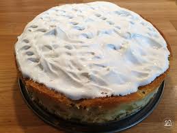 Vor dem entfernen der springform, den kuchen mit einem scharfen messer vom rand lösen. Ein Echter Hingucker Rhabarberkuchen Mit Baiser Ganz Einfach Zu Machen Und So Lecker Leni Und Toni