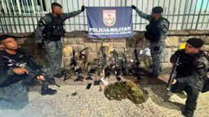 Quatro suspeitos e um policial morrem em tiroteio na Avenida Brasil, no Rio