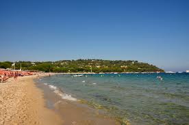 Côté restaurant, vous partagerez des moments uniques entre amis ou en famille autour d'une table raffinée où règne une ambiance conviviale et chaleureuse. Plage De Pampelonne Provence Guide Reisefuhrer Reisetipps Und Fotos