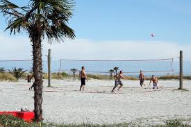 Volleyball ble spilt på utebaner frem til 1969 i norge, etter det ble den tradisjonnelle volleyballen en innedørs idrett, men etter at sandvolleyballen dukket opp er idretten. Sandvolleyball I Norge