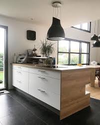 Premier fabricant de meubles de cuisine en france, nous garantissons une qualité exemplaire de nos produits pour une salle de bains qui ne ressemble qu'à vous. Facades Blanc Mat Et Chene Honey Et Plan De Travail Chene Honey Cuisinella Cuisinella Cuisines Maison Amenagement Cuisine