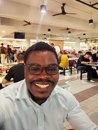 Mene ndachezera ndi Journalist 1. Khoe : Wakhala uli chete nthawi yonsei  sumapanga comment za Ndale you only deal with Business stuff. Kwagwanji  masiko ano wayamba kuyankhulapo Answer Ndine M'malawi . Zikundiwawa