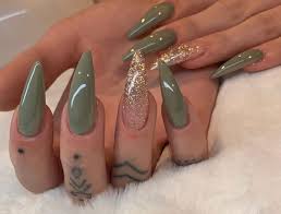 How to get the perfect olive & june pedi at home. Pin By Desiree Martinez On Nail Art Olive Nails Green Acrylic Nails Almond Nails Designs