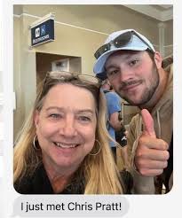 This woman texted her daughter all excited thinking she had just met actor  Chris Pratt at the airport 😂 little did she know it was All-Pro QB Josh  Allen‼️