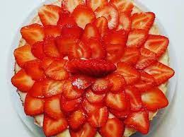 3 uova, 6 cucchiai di zucchero, 3 cucchiai di farina, una buccia di limone. Ricetta Pan Di Spagna Alle Fragole Dolcidee