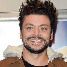 Après avoir fait la première partie du spectacle de gad elmaleh en 2010, il joue son propre spectacle voila voila, puis apparaît au cinéma dans plusieurs films dont les profs et fiston. Photo Kev Adams La Photo De Mariage Qui Attendrit Ses Fans Gala