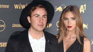 The defender required surgery on his right arm and wrist after being wounded in the incident. Fest Auf Mallorca Mario Und Ann Kathrin Gotze Feiern Hochzeit Nach Zeit Online