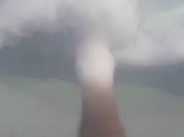 În drajna, judeţul călăraşi, oamenii au fost martorii unui fenomen extrem de violent. Video Momentul In Care Tornada Din CÄƒlÄƒraÈ™i RÄƒstoarnÄƒ Autocarul Romania Libera