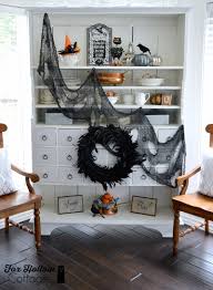 Sharing our favorite halloween home decor ideas with you! Spooky Chic Halloween Home Decorating