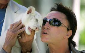 Un magicien a failli se noyer dans un réservoir d'eau après avoir raté de se libérer d'une camisole de force. Coronavirus Le Magicien Et Dompteur Roy Horn Du Duo Siegfried Roy Est Mort A 75 Ans Le Parisien