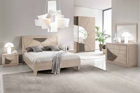 Gli armadi per camere da letto matrimoniali classiche possono indistintamente proporre linee tradizionali o più moderne. Andrea Camere Da Letto Classiche Mobili Sparaco