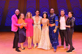 Denn der name wird in ganz deutschland nur wenige male pro jahr vergeben. Die Hauptdarsteller Von Disneys Musical Aladdin Nach Dem Schlussapplaus Backstage Mit Prominenten Gasten Stuttgarter Nachrichten