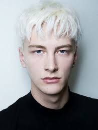 I capelli dei surfisti o degli sciatori, decolorati in maniera naturale, a volte fanno sognare. Capelli Biondo Platino Uomo 20 Idee Da Copiare Subito