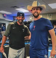 Aktuelle preise für produkte vergleichen! Texas Rangers Start Tradition With Team Themed Cowboy Hat Fort Worth Star Telegram