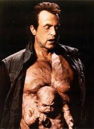 Bienvenido a rekall, la empresa que puede convertir sus sueños en unos recuerdos reales. Arnold Schwarzenegger Desafio Total