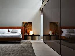 Le ante battenti sono infatti alleggerite e svuotate grazie ad un gioco di tagli di ispirazione sartoriale, che nella parte alta dell'anta hanno una funzione puramente decorativa, mentre nella. Armadio Camera Da Letto Guardaroba Per La Zona Notte