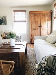 Rustic Shabby Chic Vibes The White Farmhouse Blog Updated Her Ikea Farlov Sofa With A Bemz Cover In Natur Chic Home Decor Shabby Chic Homes Shabby Chic Decor