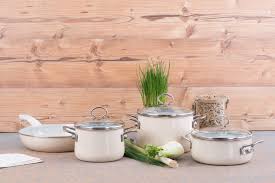 Liebe kundinnen, liebe kunden, seit nun drei generationen dürfen wir uns glücklich schätzen ihr emaille lieferant zu sein. 10 Dinge Die Du Uber Emaille Topfe Wissen Solltest