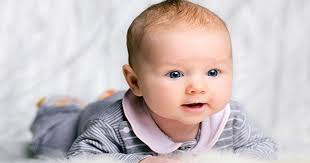 Pada umumnya, memasuki usia 2 bulan, bayi sudah bisa mendongakkan kepala ke atas, menoleh ke kanan dan kiri, juga memegang benda apa saja yang diletakkan di tangannya. Perkembangan Bayi 3 Bulan Mama Harus Tahu Popmama Com