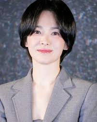 Song Hye Kyo hóa "tổng tài" tại sự kiện ra mắt phim mới Dark Nuns khiến  truyền thông kinh ngạc, đây cũng là lần đầu tiên nữ diễn viên xuất hiện  trước