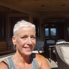 How many varieties of cookies and how many of each should be served at a  wedding with 115 guests?