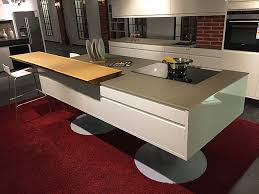 Sonstige Musterkuche Kuche Weiss Lack Auf Fussen Ausstellungskuche In Ludwigsburg Von Faber Kuchenmanufaktur Gmbh