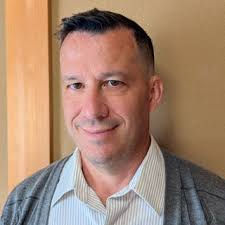 Brian T., Docente universitario esperto, esperto in inglese accademico.