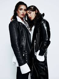 Följ deras vardag både på insidan och utsidan, på turné. Rebecca Fiona Slapper Nytt Poppigare Sound Tjock Sinnet