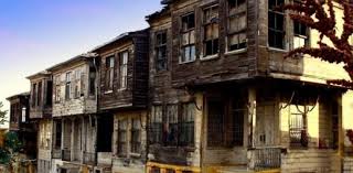 Rüya sahibinin alacağı kötü bir haberle derin üzüntüye boğulmasına işaret eder. Ruyada Eski Esyali Eve Tasinmak Ruyandagor Com
