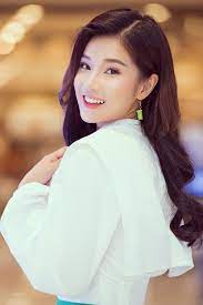 Năm 2012, với vai diễn đầu tay tên chibi trong phim. Hoang Yáº¿n Chibi Tiáº¿t Lá»™ Bi Quyáº¿t RÄƒng Khá»e Ä'áº¹p