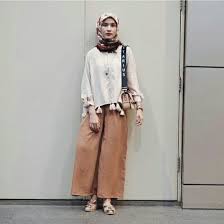 Warna bulu domba ini pada umumnya adalah hotam atau coklat gelap tetapi juga ada beberapa berwarna putih. Kombinasi Warna Putih Dan Cokelat Bikin Kamu Terlihateye Catching Atasan Putih Polos Ini Bakal Terlihat Keren Dipad Hijab Fashion Stylish Work Outfits Fashion