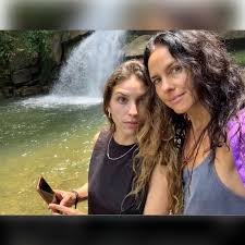 (true blood, the secret life of the american teenager). Hija De Paola Turbay Poso En Bikini