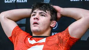 Kyle Luigs pins #18 Max Murin.